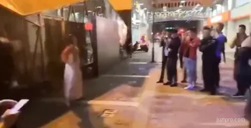 汉服女子酒吧外跳舞逃脱